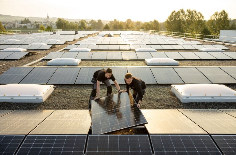 Solarteure verlegen Solarpanels