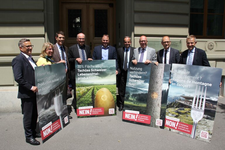 Gegenkomitee Biodiversitätsinitiative mit Plakaten.