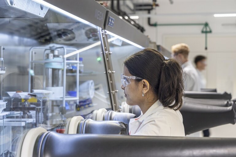 Glove Box: Arbeit im neuen Forschungslabor.